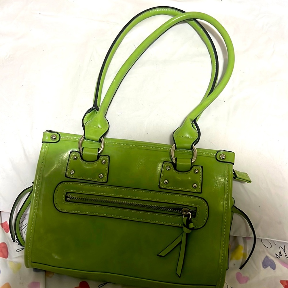 Es pequeña color verde muy bonita para combinar si está interesado cómpralo